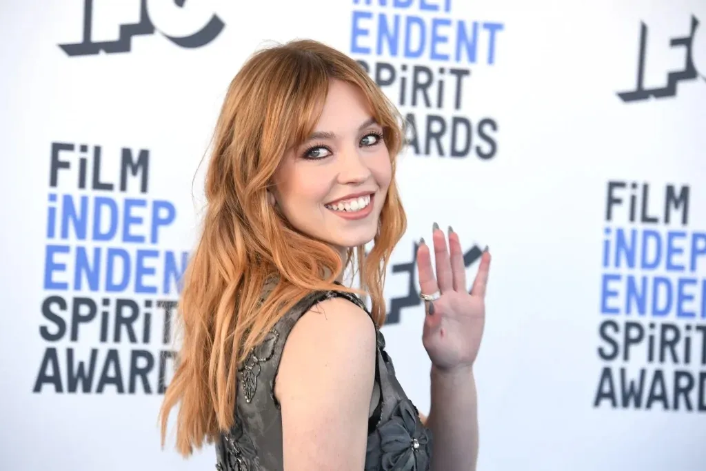 A women in cut sleeves top showing her Mahogany Blonde hair color A women in cut sleeves top showing her Mahogany Blonde hair color - red hair color with highlights