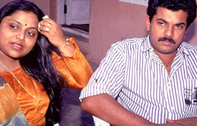 Malyalam actors Mukesh and Saritha siting together Malyalam actors Mukesh and Saritha siting together - divorced celebrity list