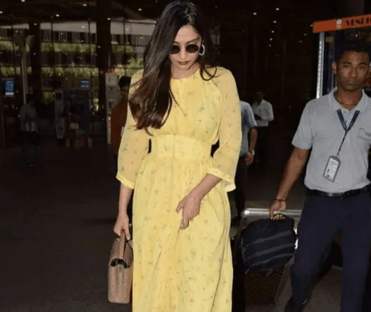 Is Sonam Kapoor Pregnant With her first child? 4 Is Sonam Kapoor Pregnant With her first child?