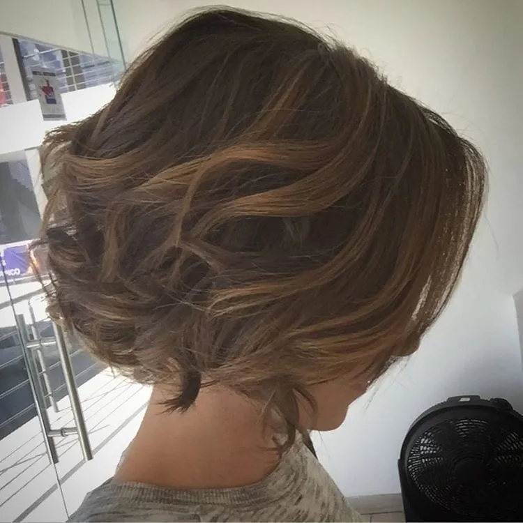 Woman in grey top and The Loose Lob hairstyle Woman in grey top and The Loose Lob hairstyle - 2022 trendy haircuts