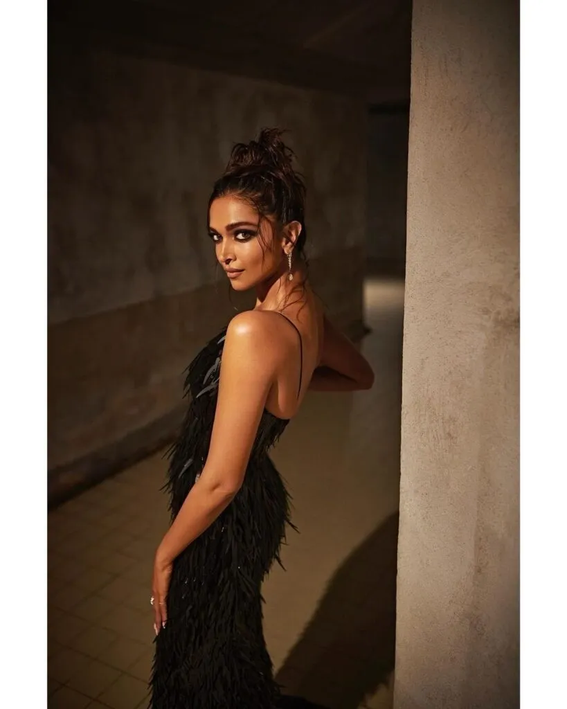 Deepika Padukone in black fur dress posing for camera Deepika Padukone in black fur dress posing for camera - Bollywood actresses hairstyles