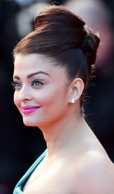 Aishwarya rai in one shoulder sky blue dress with high bun Aishwarya rai in one shoulder sky blue dress with high bun - bollywood actresses haircut 2022