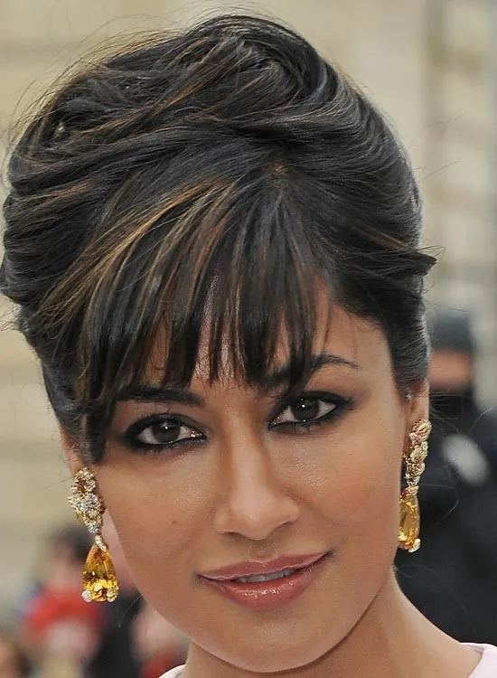 Chitrangada Singh in long drop earrings and messy bun hairstyle Chitrangada Singh in long drop earrings and messy bun hairstyle - bollywood actresses haircut