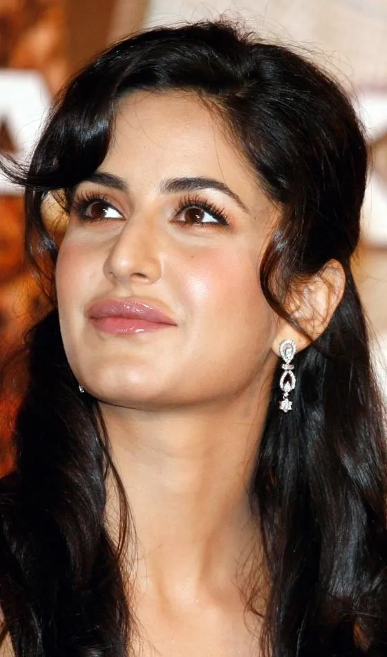 Katrina Kaif in drop earrings with high tie hairstyle Katrina Kaif in drop earrings with high tie hairstyle - bollywood actresses hairstyles 2022