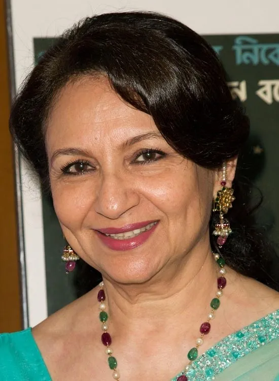 Sharmila Tagore in green saree with necklace and matching earrings Sharmila Tagore in green saree with necklace and matching earrings - bollywood actresses hairstyles 2022