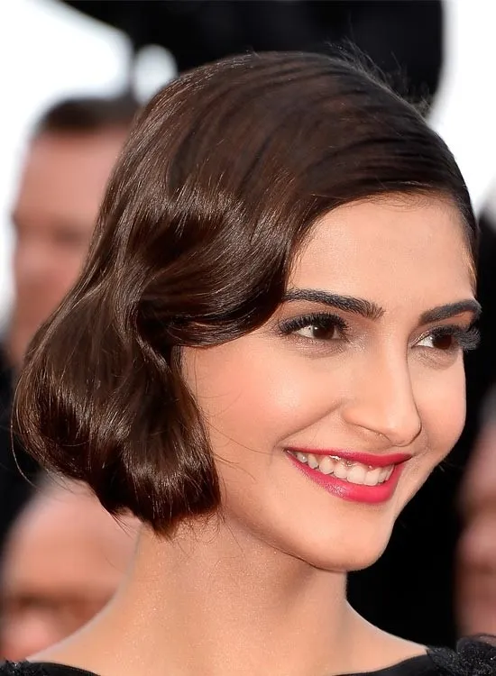 Smilng Sonam Kapoor in black dress bob haircut Smilng Sonam Kapoor in black dress bob haircut - bollywood actresses haircut 2022