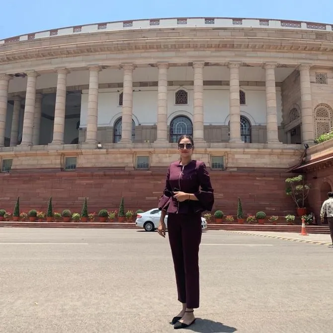 Nusrat Jahan posing infront of Sansad Nusrat Jahan posing infront of Sansad