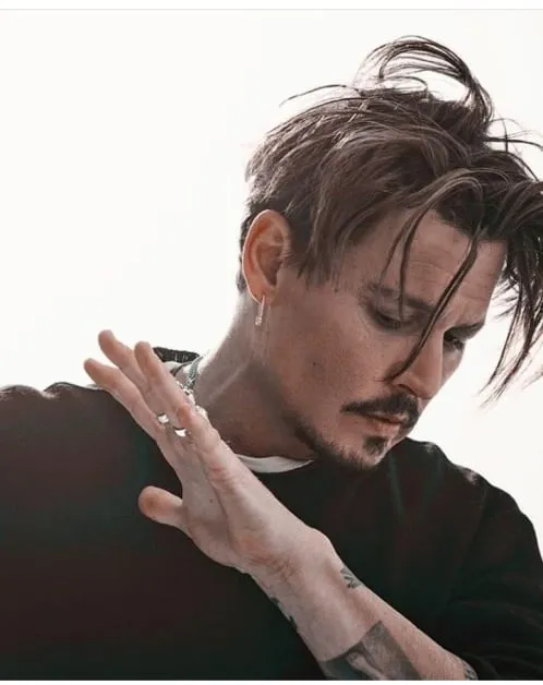 Johnny Depp in black t-shirt posing for camera Johnny Depp in black t-shirt posing for camera - Johnny Depp Hairstyles