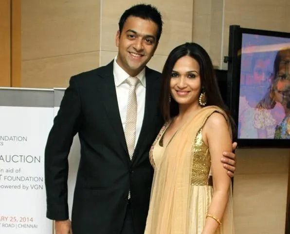 Soundarya Rajnikanth with her ex-husband Ashwin smiling Soundarya Rajnikanth with her ex-husband Ashwin smiling - bollywood divorces 2021