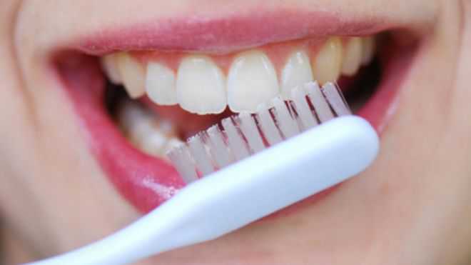 Best Toothpaste Alternatives 2 Dry brushing