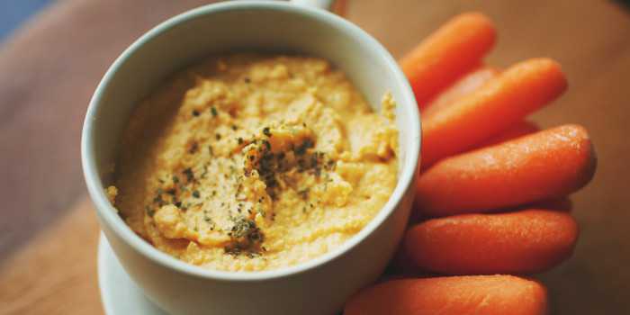 Hummus with carrots