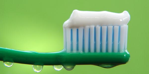 Best Toothpaste Alternatives 1 toothbursh