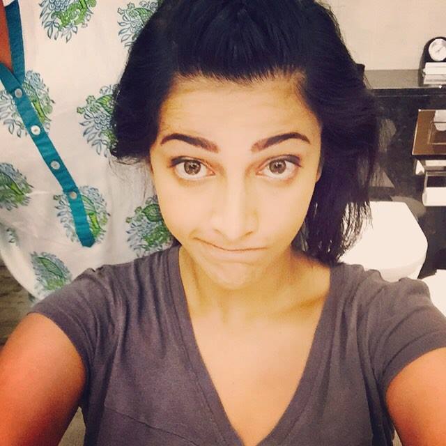 Shruti Hassan in grey t-shirt posing for a No MakeUp selfie - tollywood actresses without makeup