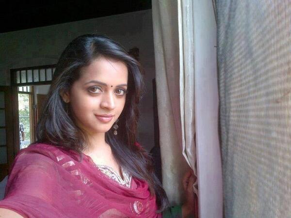 Bhavana in pink suit posing for a No MakeUp selfie - most beautiful tamil actress without makeup