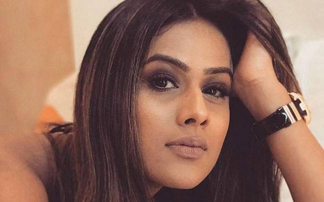 nia sharma no makeup