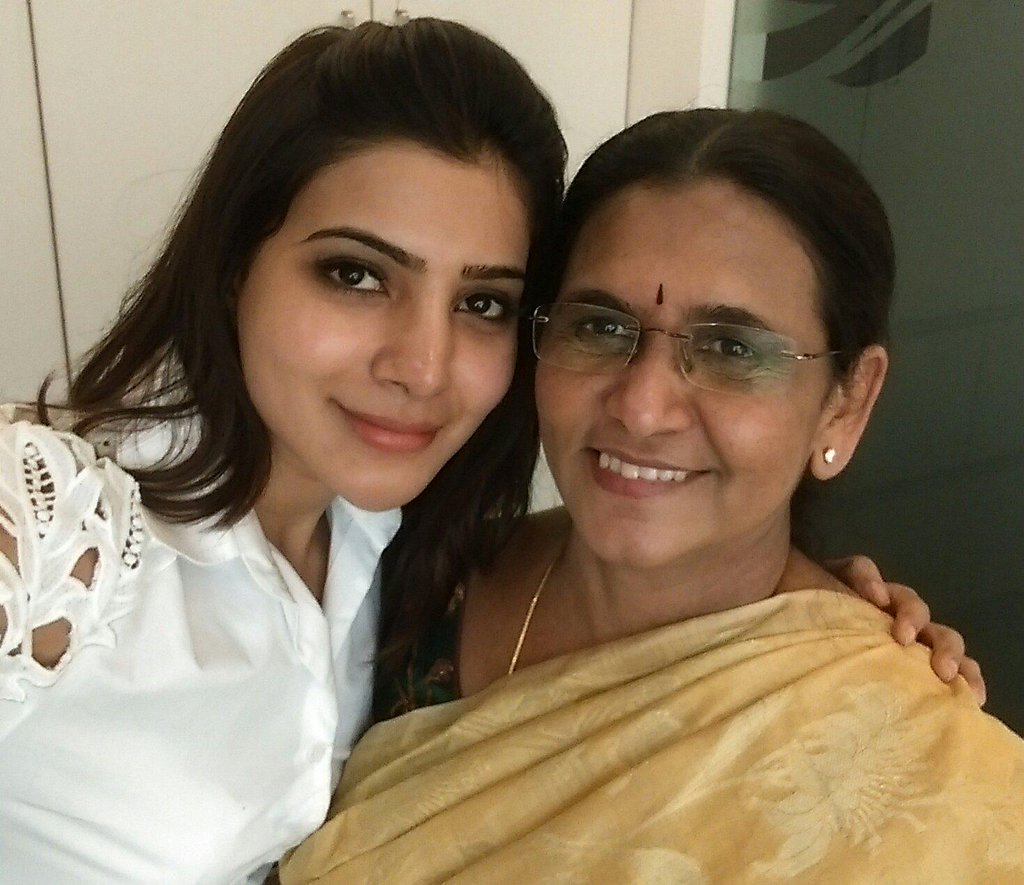 Samantha posing with her mother with no makeup look - famous actress without makeup