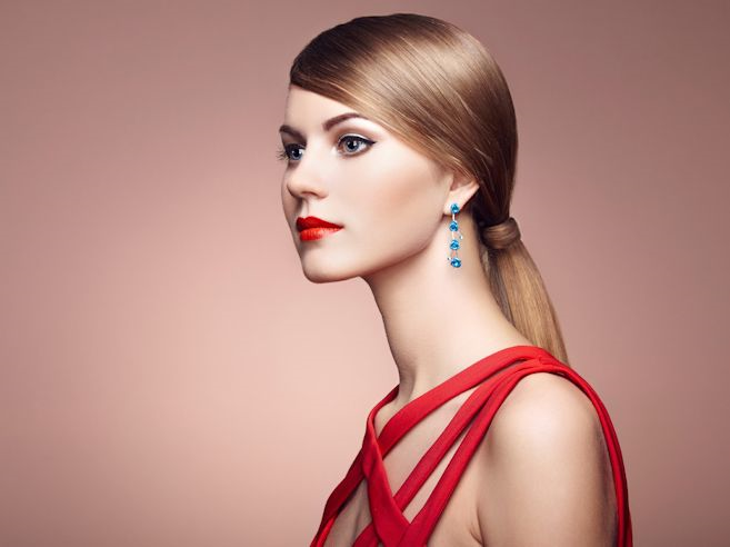 Woman in red dress with matching lipstick and Smooth Ponytail Straight Hairstyle Woman in red dress with matching lipstick and Smooth Ponytail Straight Hairstyle - hairstyle for straight thin hair