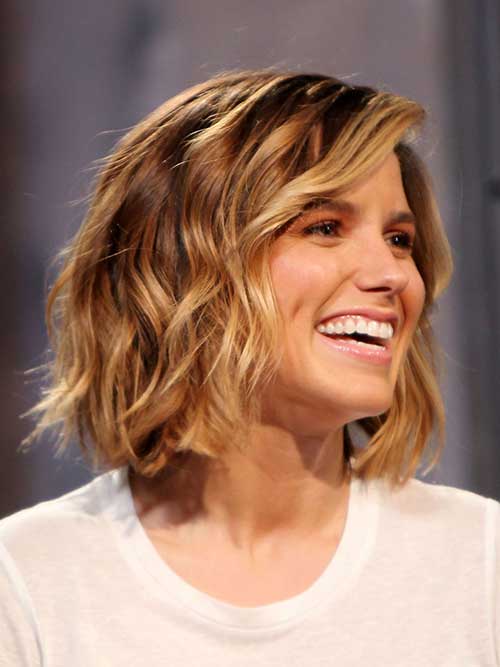 Dark Blonde Short Wavy Hairstyle for Women