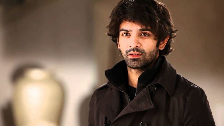 Barun Sobti dağınık saçlı siyah kıyafetiyle - En Yakışıklı Hintli TV Aktörleri