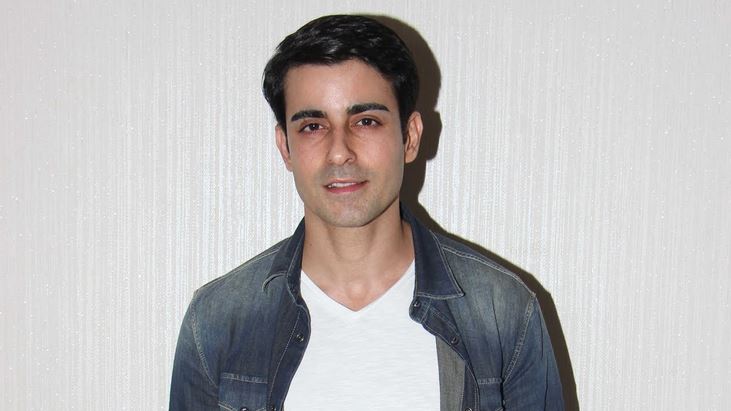 Mavi kot ve beyaz tişörtlü Gautam Rode - En Yakışıklı Hintli TV Aktörleri