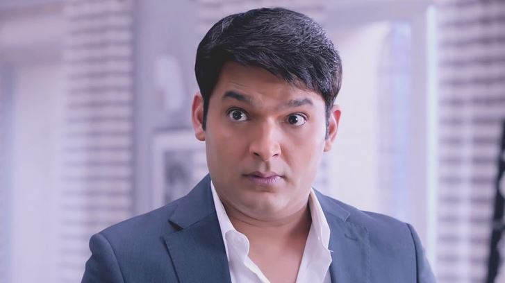 Kapil Sharma mavi önlüklü beyaz gömlekli garip bir tepki veriyor - Most Handsome Indian TV Actors