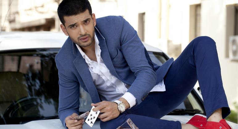 Karan Kundra mavi takım elbiseli - En Yakışıklı Hintli TV Aktörleri