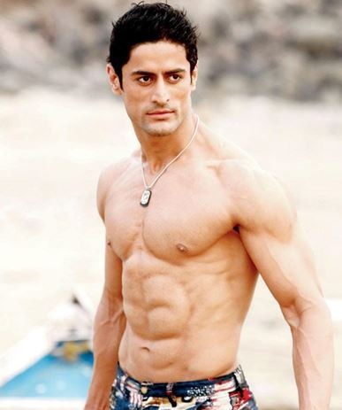 Üstsüz Mohit Raina kameraya poz veriyor - En Yakışıklı Hintli TV Aktörleri