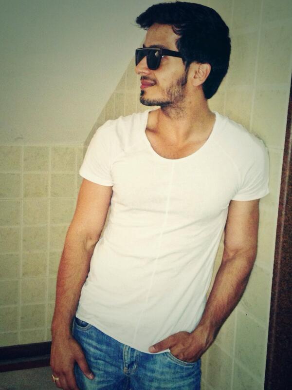 Beyaz tişörtlü ve gözlüklü mavi kotlu Param Singh - En Yakışıklı Hintli TV Aktörleri
