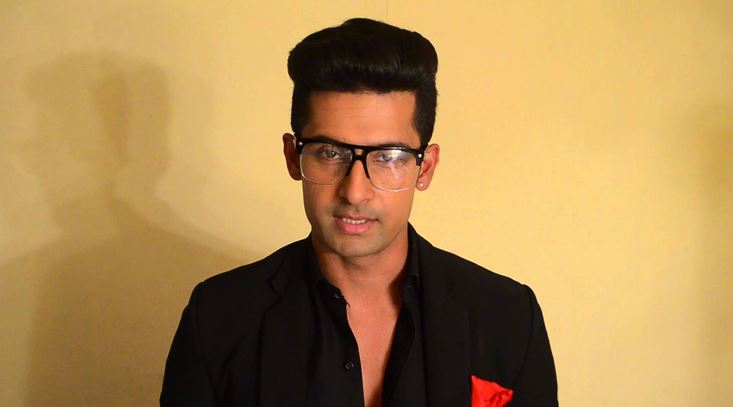 Ravi Dubey siyah gözlüklü, siyah kıyafetli - En Yakışıklı Hintli TV Aktörleri