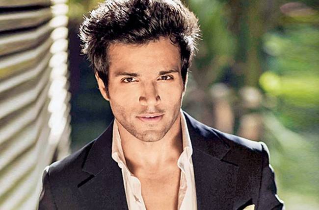 Mavi önlük ve beyaz gömlekli Rithvik Dhanjani - En Yakışıklı Hint Dizi Oyuncuları
