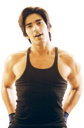 Mohit Sehgal siyah belli kameraya poz veriyor - Yakışıklı Hintli TV Aktörleri