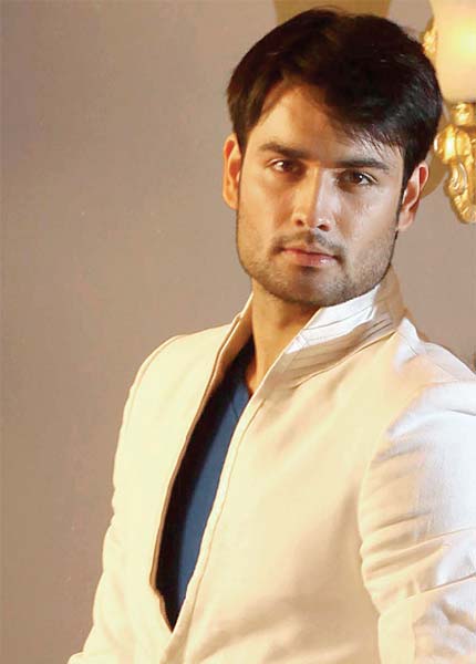 Vivian Dsena mavi tişörtlü kirli beyaz ceketli - En Yakışıklı Hintli TV Aktörleri