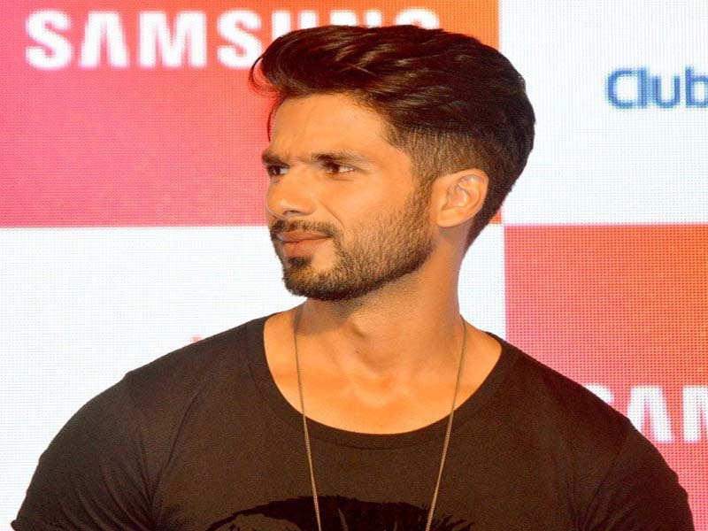 Shahid Kapoor in brown t-shirt in a side look - Shahid Kapoor latest Hairstyle