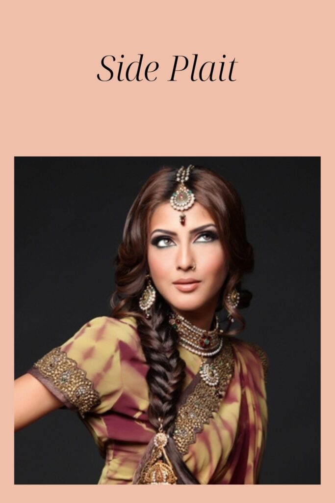 Yan örgü saç stilini gösteren çok renkli sari ve uyumlu mücevherli bir kadın - En yeni Hint saç modelleri