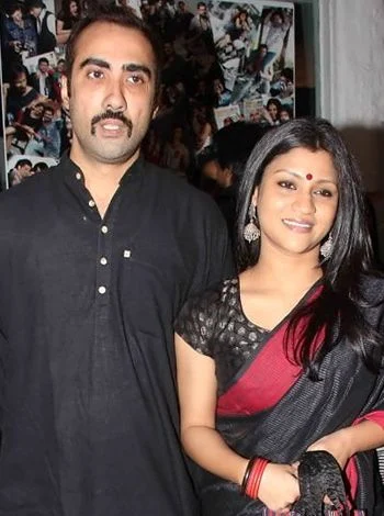 Smiling Konkona Sen Sharma with ex-husband Ranvir Shorey in matching black outfit - bollywood breakup stories