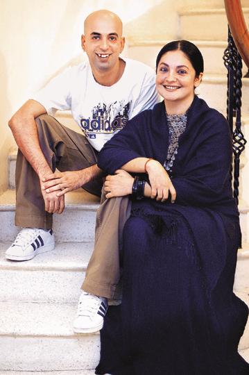 Pooja Bhatt with husband Manish Makhija sitiing on stairs and posing - separated indian celebrities 