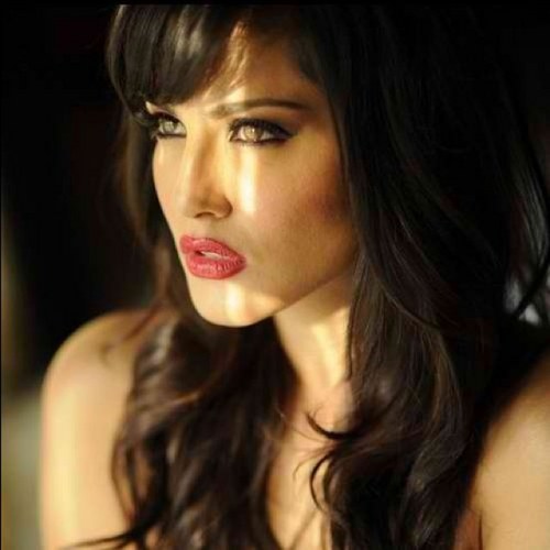 Sunny Leone wearing a nude shade lipstick and showing her bangs with loose waves hairstyle - Sunny Leone Hairstyles Long Hair
