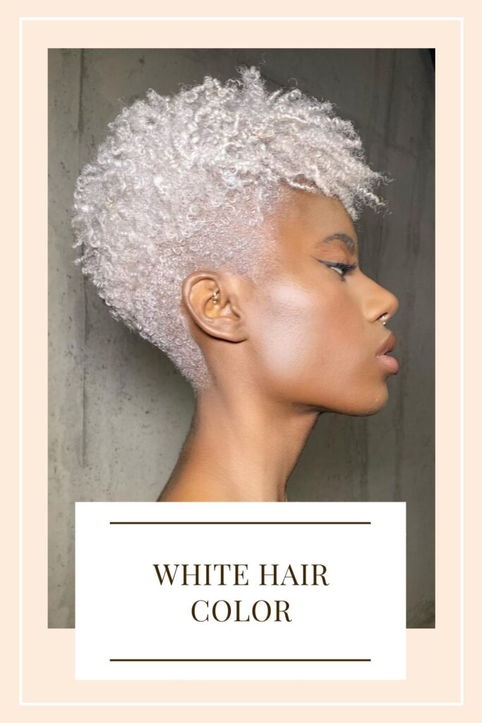 Bir kadın kısa saç modelini Beyaz Saç Rengi ile gösteriyor - kadınlar için saç rengi