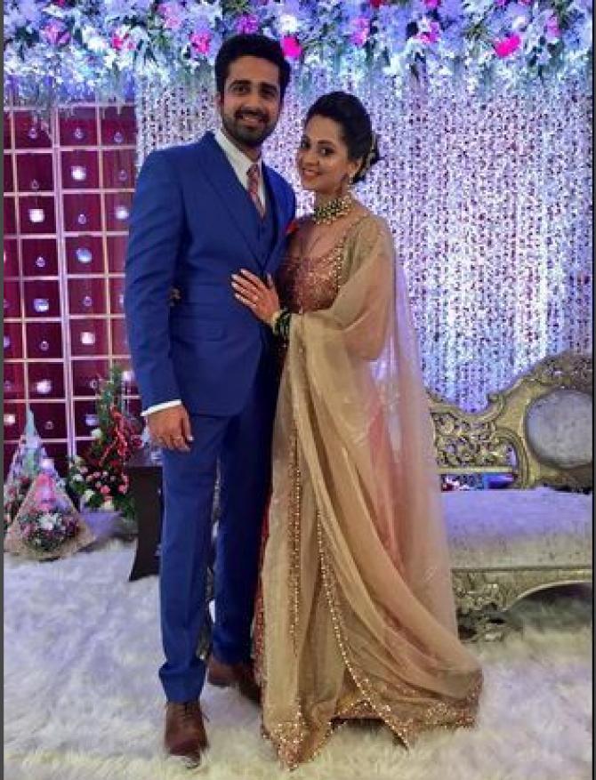 Avinash Sachdev and Shalmalee Desai smiling - bollywood actress divorced in 2021