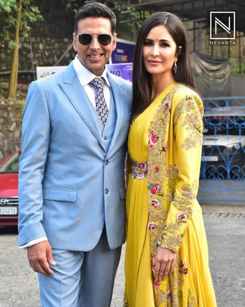Katrina Kaif in yellow traditional outfit and Akshay Kumar in sky blue suit posing for camera - Katrina Kaif Affairs