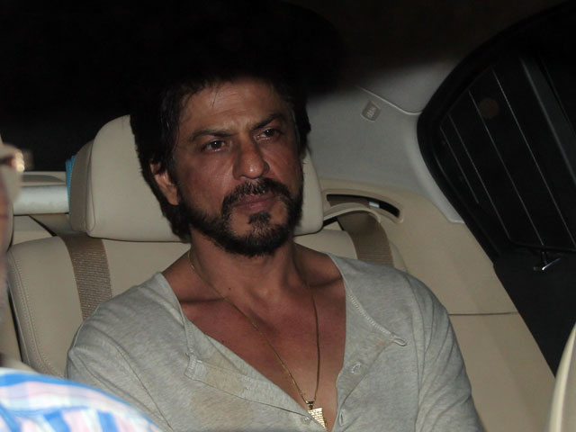 Shahrukh Khan without makeup sitting in a car - Indian actors without makeup