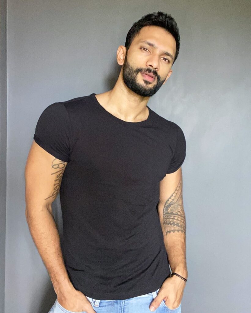 model Prathamesh Maulingkar posing for camera in black t-shirt - models in India
