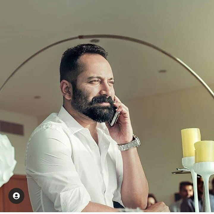 Beyaz gömlekli Fahadh Fassil telefonda konuşuyor - güneyde Hintli yakışıklı aktörler