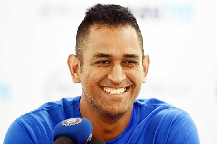 नए लक म MS Dhoni लग रह 10 सल जयद जवन वयरल ह रह रकसटर  हयरकट फट  MS Dhoni Dashing Look new haircut and beard work done by  Aalim Hakim