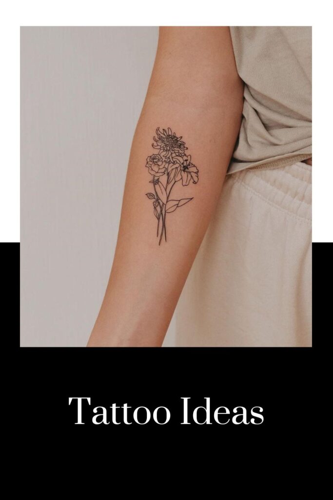 Bir kız elinde çiçek dövmesi gösteriyor - dövme fikirleri