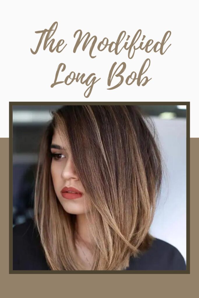 Uzun bob saç modelinin yan görünümünü gösteren mavi üstlü bir kız - kızlar için kısa saç modeli