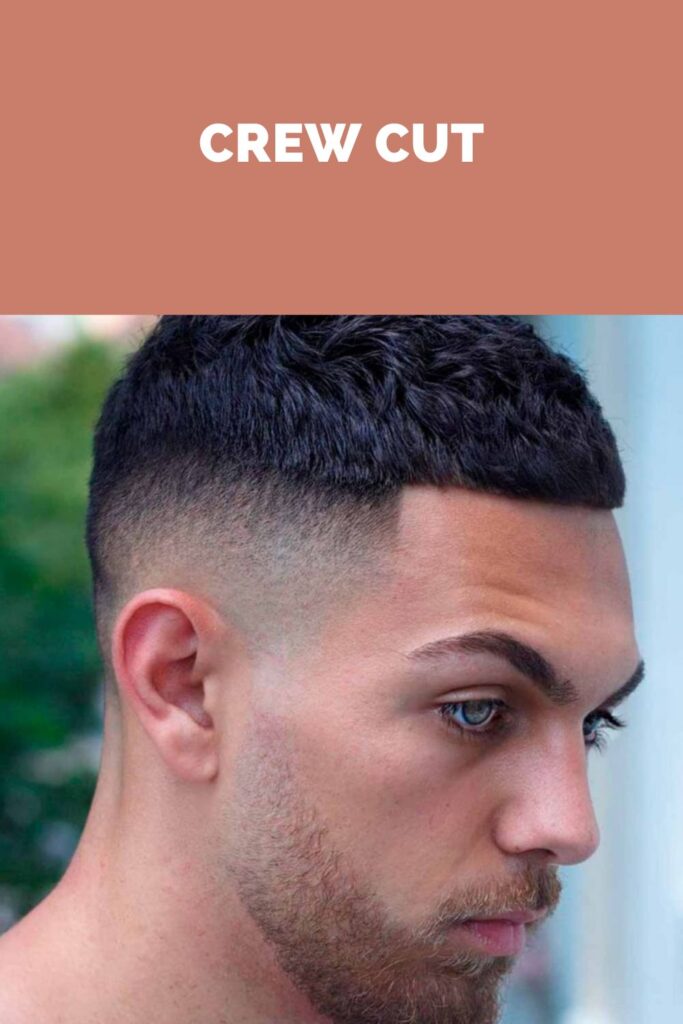 Ein Mann, der seine Crew Cut-Frisur zeigt Ein Mann zeigt seine Crew Cut Frisur - Männerfrisur 2022