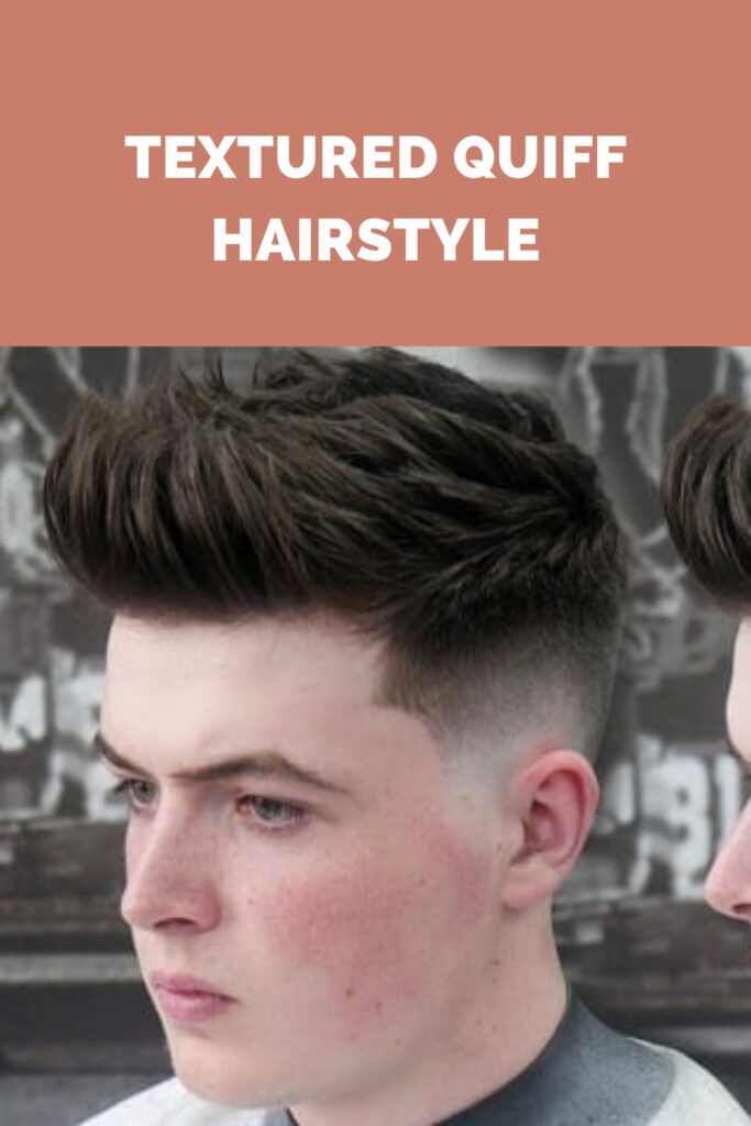 Ein Junge, der für die Kamera posiert und seine strukturierte Frisur zeigt Ein Junge, der für die Kamera posiert und seine strukturierte Quiff-Frisur zeigt - Herrenfrisuren