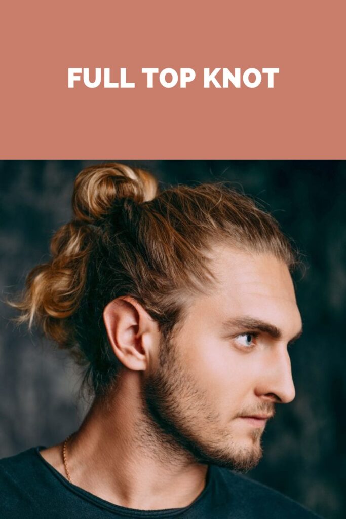Ein Mann in einem schwarzen Rundhals-T-Shirt, das die Seite seiner Full Top Knot-Frisur zeigt Ein Mann im schwarzen T-Shirt mit Rundhalsausschnitt, der die Seite seiner Full Top Knot-Frisur zeigt - Frisuren für Männer mit langem Haar