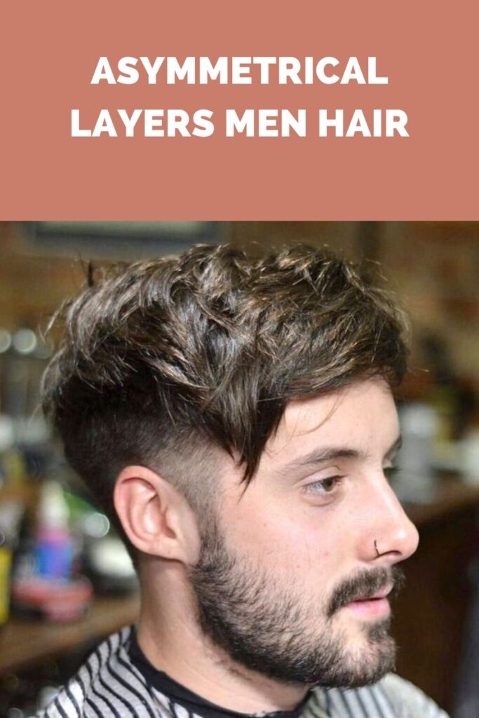 Ein Mann in schwarz-weiß gefüttertem T-Shirt und Nasenring zeigt die Seitenansicht seines asymmetrischen Layers Men Hair - neueste Frisuren für Männer